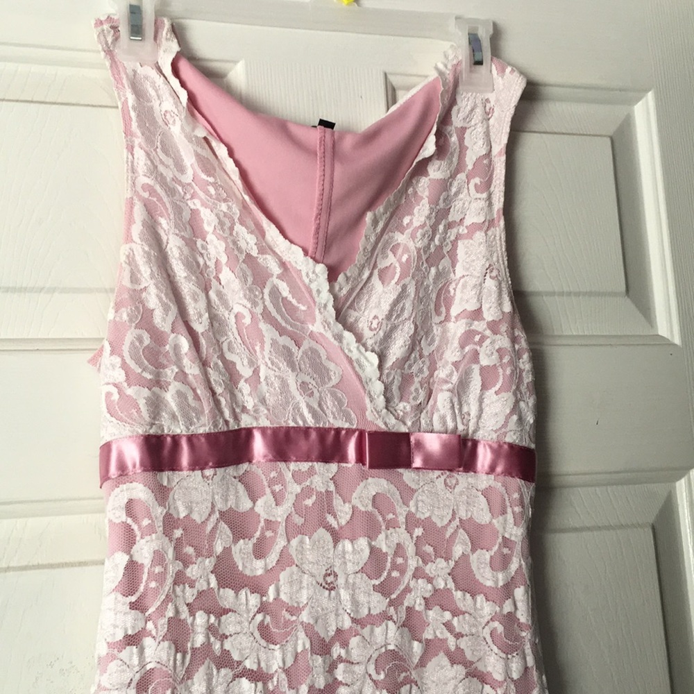 Long sleeveless light pink dress.